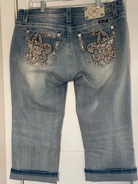💐 MISS ME - Fleur-de-Lis
Embellished Capri Jeans Size 32
Distressed Stretch 💐